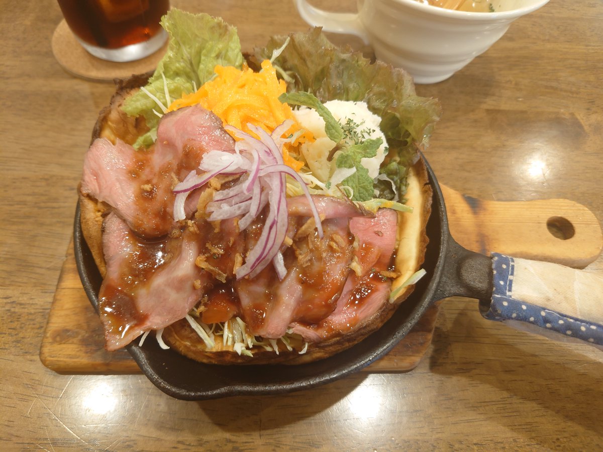 Architectureve's tweet photo. これは朝倉駅近くのカフェでいただいたダッチベイビーという料理(サラダとローストビーフの下にある)

ドイツ風パンケーキで、オーブンを使い高温で一気に焼いて作るらしい
そのため中はパンケーキのフワトロ、外
は香ばしくサクサクで大変美味しかった

生地の甘さにあうソースもグッド https://t.co/dAaEqlBMqH