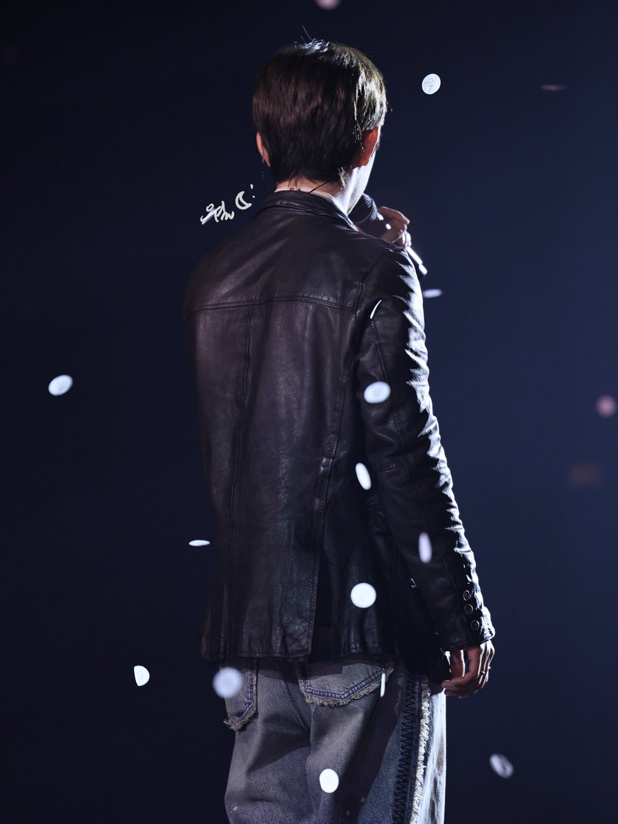 dal0808's tweet photo. 261002 Dohkyungsoo day off concert day1
뒷모습도 이쁘댜ㅜㅜ
#도경수 #엑소 #dohkyungsoo #exo #都暻秀 https://t.co/wnEQg1UY7k