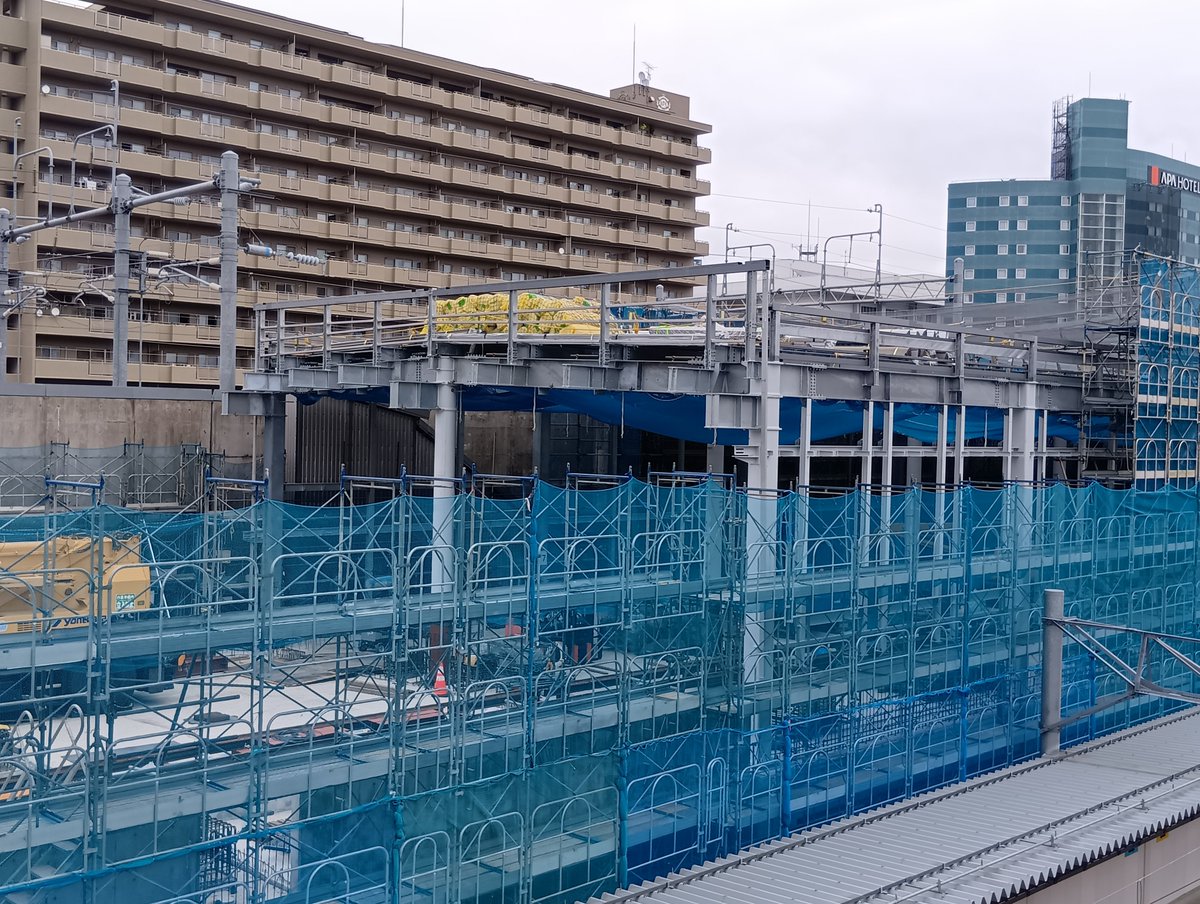 pixynobu's tweet photo. 電鉄富山駅の高架化工事。ホームの上屋がかなり伸びてきました。 https://t.co/JI5MWAZhui