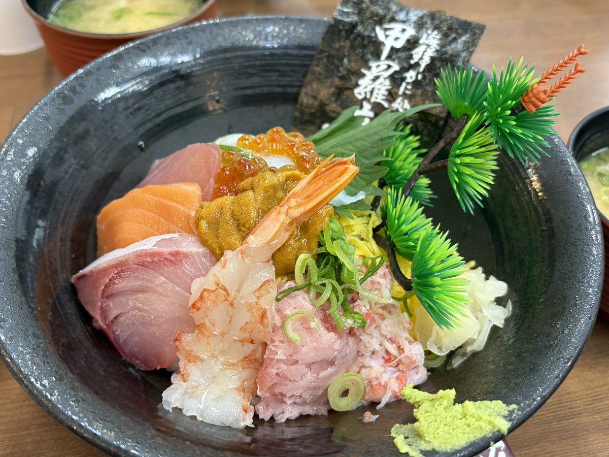 richter210's tweet photo. 2時間ぶっ続けでの運転になるとは…
最初の休憩ポイントが美浜だったｗ
その後は日本海さかな街というところでお昼ご飯。
甲羅亭というお店のおすすめということでひろし丼を注文。
海鮮がめちゃうまい！ https://t.co/YKvQTMpduF