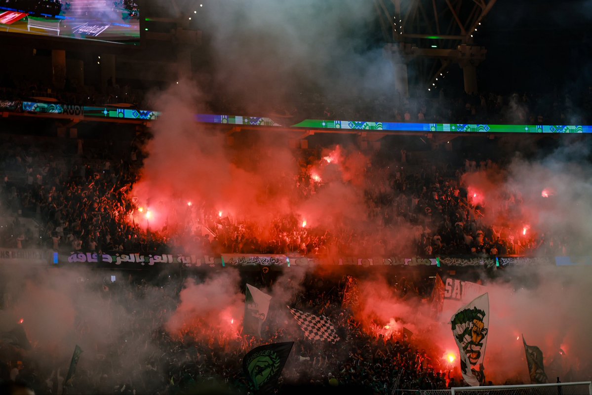 7m9ll's tweet photo. جمهور الأهلي من أفضل جماهير آسيا "كأفراد" واتكلم عن اللي يحضرون دائمًا للنادي أو حتى للمنتخب
لكن معنا رابطة مفلمه وين ماتواجدوا تواجدت الصراعات والافلام المعتادة
رابطة المنتخب رغم اختلافي معهم بأشياء كثيره امس رددوا الليلة فوق عشرين مره وغير ياويلو ياويلو و جيبوها اللي ترددت برضو كثير
لو في حرب على الأهلي بالمدرجات كان رددوا اغاني الاتحاد و الهلال وخلصنا
لكن الحقيقة بالموضوع كله انه في رابطة تدور شو

اتكلم عن نفسي ومالي دخل بالبقيه سكتنا كثير بس خلاص جاء الوقت اللي نتكلم فيه 
رابطة الاهلي ياليت يوقفون لنا إحراجات اللي قاعدين يسوونه غلط وأكبر غلط..