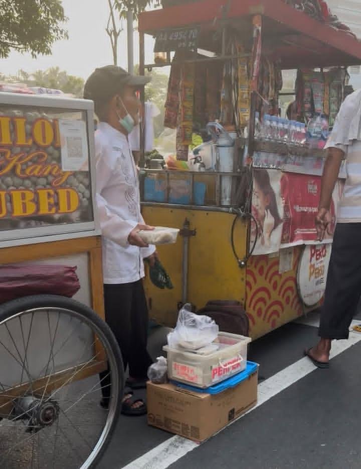 LiaAfri03881071's tweet photo. Reminder: Jangan lupa jajan di pedagang kecil hari ini. Beli aja biarpun gak butuh atau gak kepengen.

Di foto ini, baru banget beli pempek dagangan bapak2 umur 70an yang pegang pempeknya aja udah gemeteran. Yang mau beli juga, bapaknya ada di jajanan CFD di Benhil sebelah Gedung Mori.