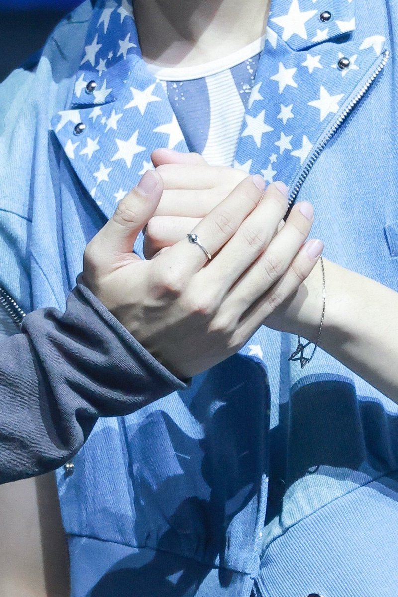 annyways__'s tweet photo. their hand size difference kills me every time https://t.co/yQZwhk9fd3