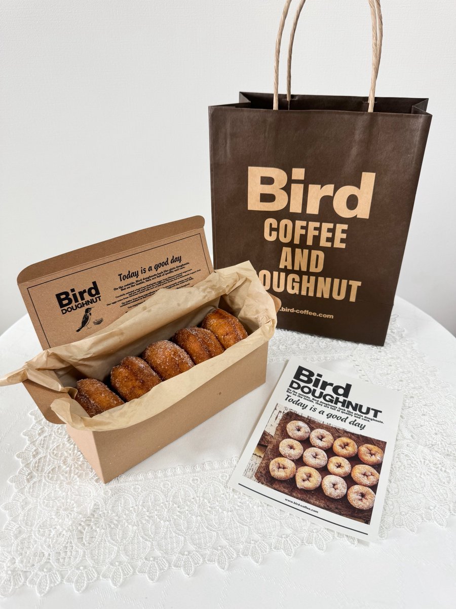 momo__merletto's tweet photo. 大阪鶴見のBard coffee もおすすめです。
人気のドーナッツのレシピ考案と、お店で取扱のあるサンド系のパンはヒュッテのパンです！
テイクアウトのドーナッツは予約もできます🍩
ヒュッテよりはアクセスや予約のハードルが低いかな…？
テイクアウトして緑地公園でピクニックをしても楽しいですよ🕊️ https://t.co/PxtmY1koFR
