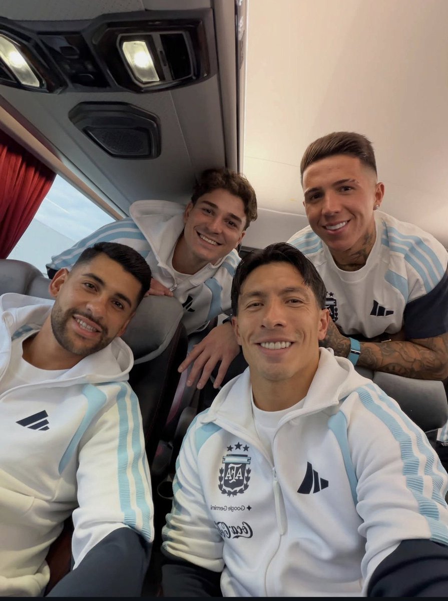 biebrntionx's tweet photo. estaban sentados juntos para sorpresa de nadie https://t.co/c78enHgyiV
