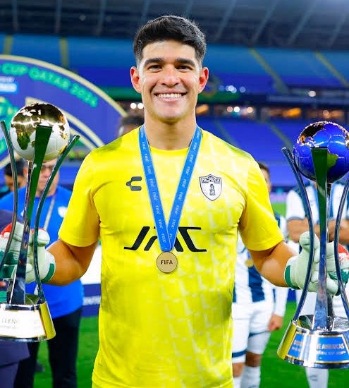carlos_armenta_'s tweet photo. Moreno es mucho mejor que el tal Tala Rangel.

La cosa que marca la diferencia son los espejitos que los “periodistas deportivos” le dan al jugador de Chivas, pero el Tuzo, aún con errores que ha tenido, debería estar entre los tres porteros de @miseleccionmx https://t.co/fd7u8d2Q1E