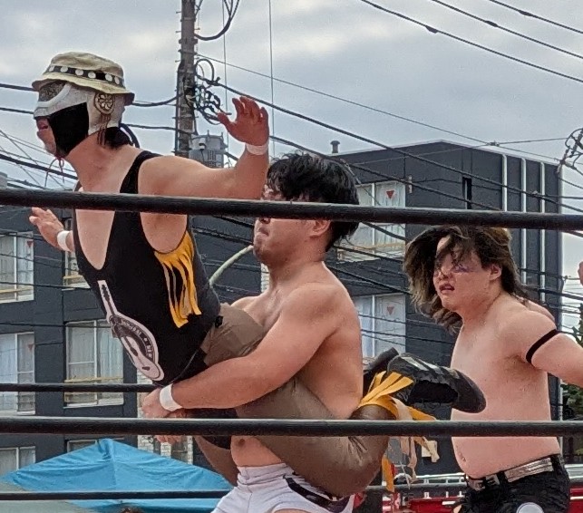 pandarocks_mask's tweet photo. 今週のPANDA☆ROCKS基地会議は・・・

親のワクチン副反応見守りでお休みっ！

その一方で、ツレがたまたま小金井で健康診断ってことでnkwを観戦できるっていうね。

nkw観戦→フレッシュネスバーガーでお茶→イトーヨーカドーでお買い物の大満足コースで唯一送られてきた写真がこのシーン！ https://t.co/xm3PxSUOcL