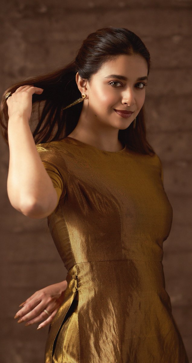 INDACTRESSPIC's tweet photo. Close-up. Mid-shot. Full length. Smile.
Four frames, one verdict: Keerthy Suresh owns gold.
#KeerthySuresh https://t.co/51vG4Gb6hQ