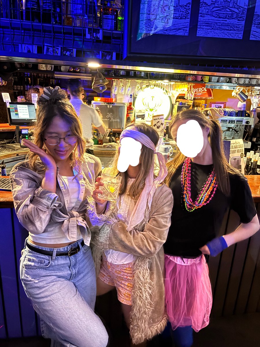 dalbyulbeat's tweet photo. Guys kerja abroad sangat worth gusy ril kerja disambi main juga. Sampe orang orang suka ngomen "lu main mulu kapan kerjanya sih?" Pdhl gue aslinya nguli 🤣🤣🫶🏻🫶🏻🫰🏻🥺 kalau mau living abroad apalagi masih muda dan ada modal gas berangkat 🏃💨 https://t.co/NzcBmxvrja