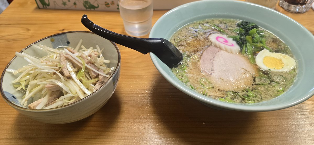 RecalledSummer's tweet photo. なんかフォロワーさんがいっぱい
載せて居るので、自分も
京都行く前に食べた
らぁめん家さんの写真を載せるー

ネギ丼、シャキシャキ辛みもなく
タレも良い味で美味しかった
ラーメンもなかなかボリューミーで
(ﾟдﾟ)ﾒﾁｬｳﾏｰ

ご馳走様でした
#らぁめん家 https://t.co/AJv6gmhJUH