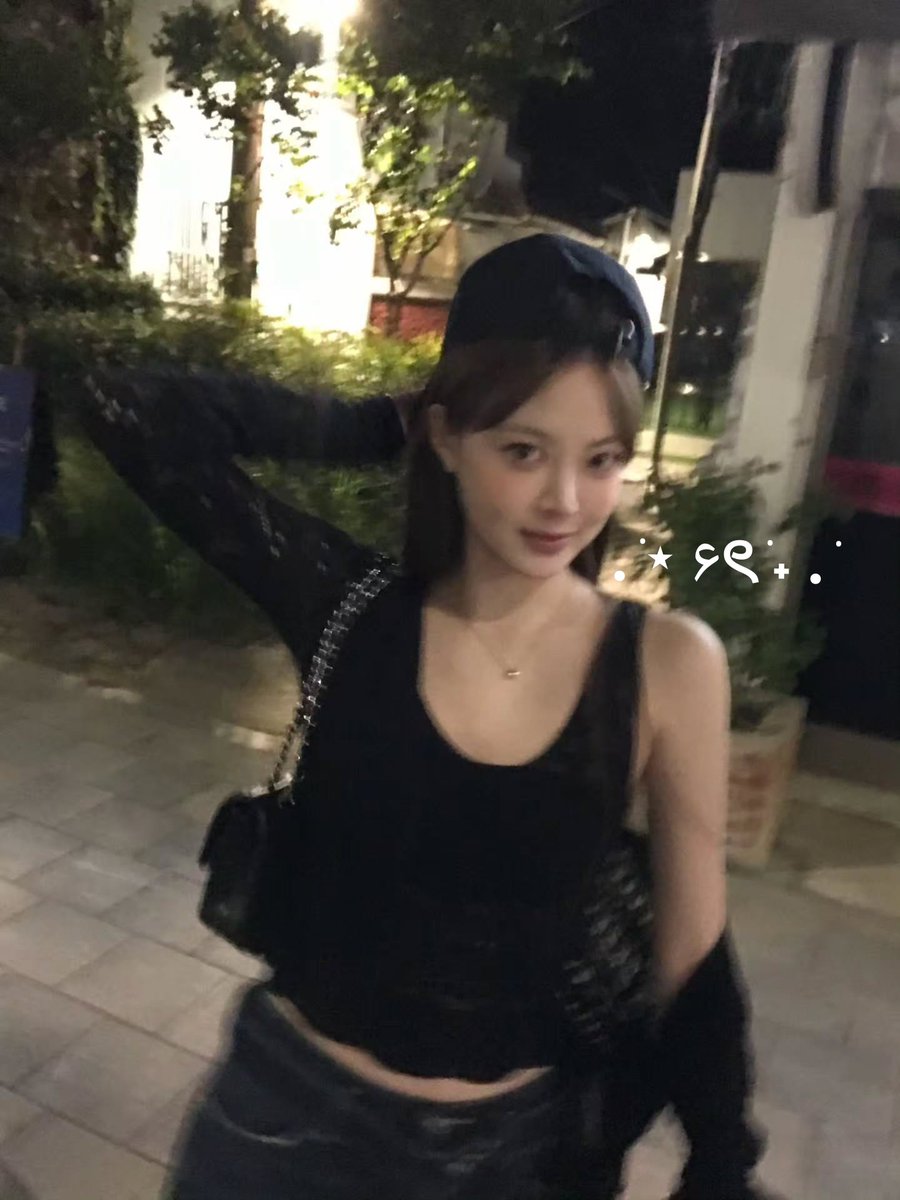 hungeunchae's tweet photo. “am i cute?” …oh god, okay i’m leaving bye 😭 https://t.co/vqb77tApHJ