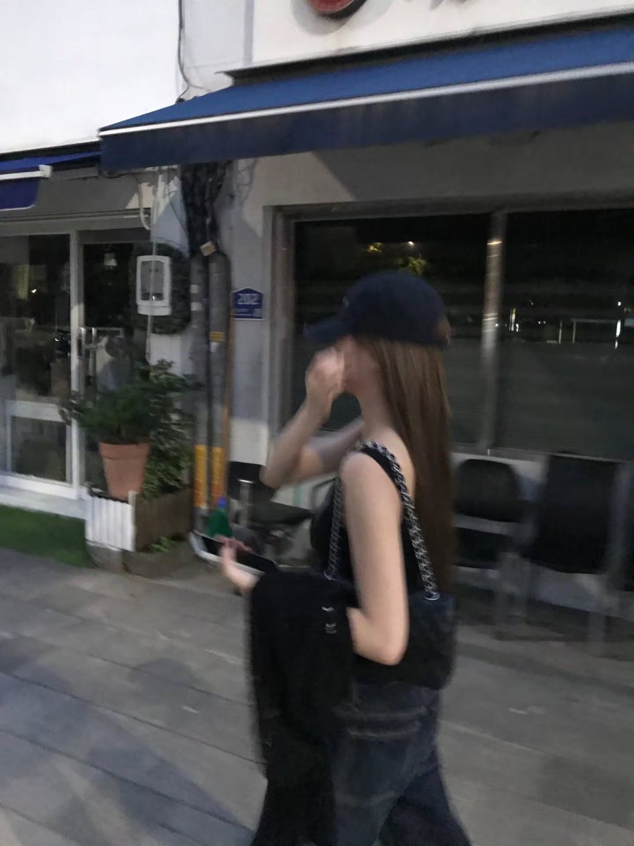 hungeunchae's tweet photo. “am i cute?” …oh god, okay i’m leaving bye 😭 https://t.co/vqb77tApHJ