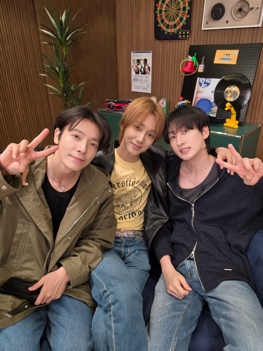 TheLees_HyukHae's tweet photo. 261004 iamdongbaek 

Waaaaaa~~~~~ Woo~~~~ Yeah~~~~~~~~!!!!
The Ye-dlib, who almost wrecked all of ODE's stuff before leaving 💥

✨Hey, Come Here S4✨ Ep. 10 Yesung
Released on Mon, 2026.10.5 at 6:15 PM (KST)

#EUNHYUK #DONGHAE 
#은혁 #동해 
#YESUNG #예성 

(Note: "예드립" / "Ye-dlip" is a pun combining Yesung and ad-lib).
