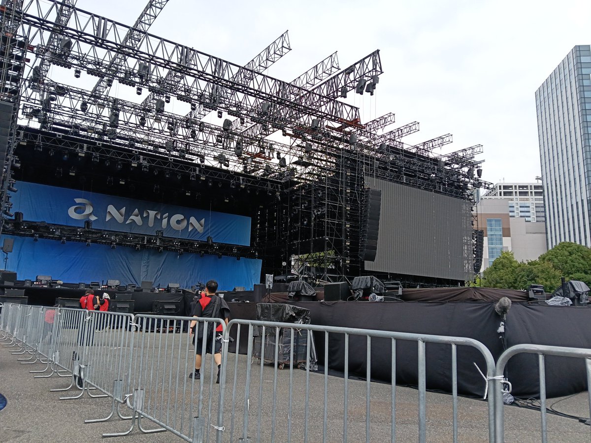 talkin2myselfss's tweet photo. a-nation会場入った！
花道真横♥
やばい♥ https://t.co/T8b2R0IZ9j