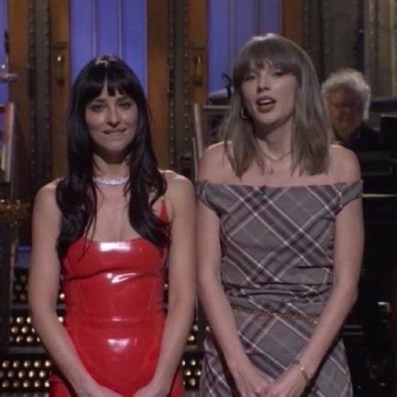 updateswiftbr's tweet photo. 🚨TAYLOR SWIFT E DAKOTA JOHNSON JUNTAS NO SNL. https://t.co/6pfD5McF8K