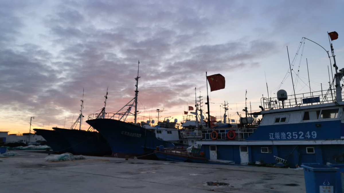 xJgUFIpF2giGj0N's tweet photo. In the crisp morning air at Jingkou Port, the brave sailors get ready for their voyage. https://t.co/ZTVHAbnxqV