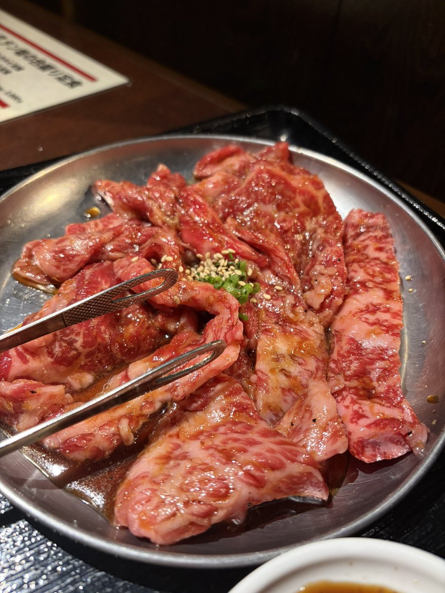 yukusue000's tweet photo. 銀座有楽町界隈でコスパ抜群の焼肉ランチ、醍醐。昼から焼肉食べようと思うと、お上品な天壇も好きだけど1人だと結構こっちを選んでしまう…。いつも100g 1300円のランチだけど今日は欲張って150g 1700円の方にして大満足🍚土日でもいつも全然お客さんいなくて心配だけど…（笑） #行末グルメ https://t.co/QpsSzWyrLf