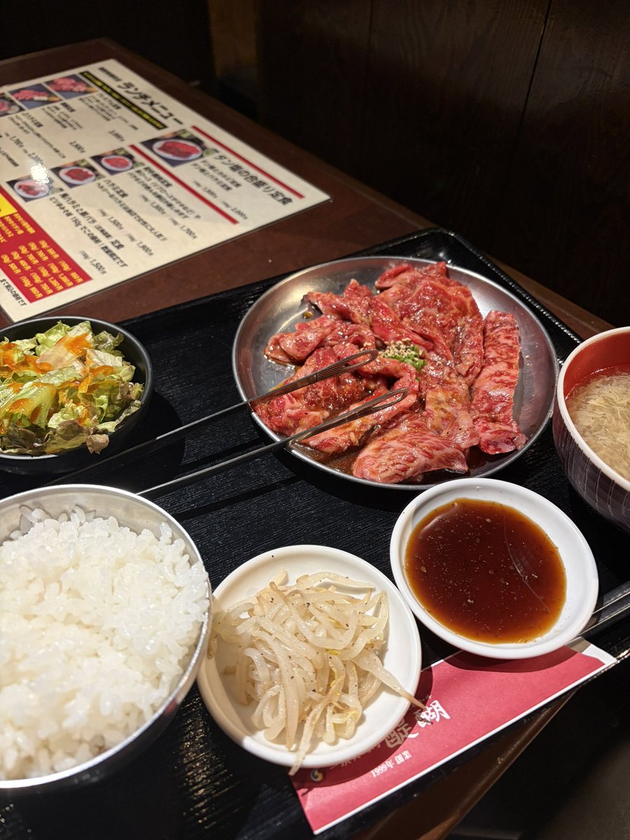 yukusue000's tweet photo. 銀座有楽町界隈でコスパ抜群の焼肉ランチ、醍醐。昼から焼肉食べようと思うと、お上品な天壇も好きだけど1人だと結構こっちを選んでしまう…。いつも100g 1300円のランチだけど今日は欲張って150g 1700円の方にして大満足🍚土日でもいつも全然お客さんいなくて心配だけど…（笑） #行末グルメ https://t.co/QpsSzWyrLf