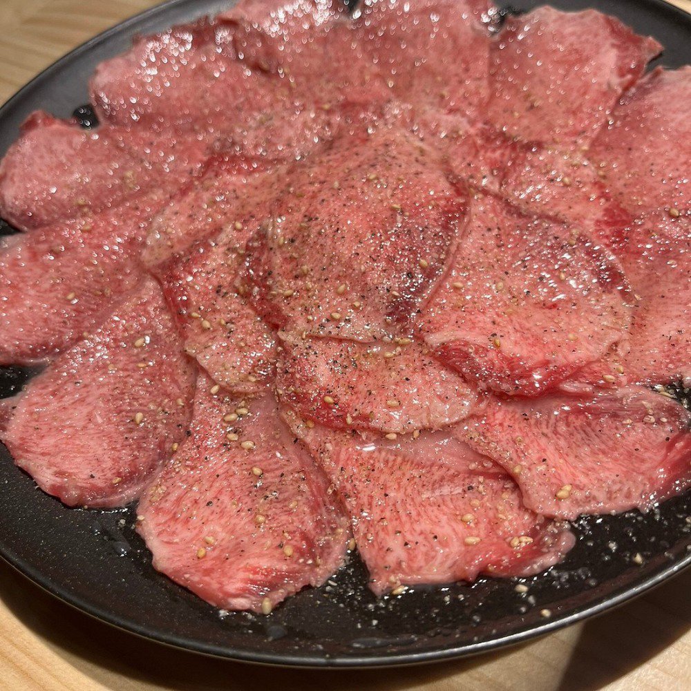 second_LIFE_MP's tweet photo. 「また行きたいお店」って、 
味だけでは決まらない🤔

もちろん美味しいのは大事なんだけど、
店員さんの感じが良かったり、 ちょっとした一言が嬉しかったり、 お店の空気が居心地よかったり。

逆に、 美味しかったのに なぜか「もう一回行こう」とまでは思わないお店もある。

これって、舞台やライブも似てる気がする。

「上手かった」
「面白かった」 

だけじゃなくて、

「またこの人を観たい」
「またこの場所に来たい」
「またこの空気を味わいたい」

って思ってもらえること。

技術だけじゃなくて、 その場で感じた気持ちまで含めて、 「また来たい」になるんだと思う。

僕も舞台を作る時、
ただ「良かった」で終わるんじゃなくて、 帰り道にちょっと余韻が残って、

「また観たいな」

って思ってもらえるものを作ろうと、いつも考えている😊

飲食店でも舞台でもアイドルでも、 
最後に残るのは “その時どう感じたか”なのかもしれない😌

僕も、誰かにとっての

「また会いたい人」

でいられたら嬉しい😁