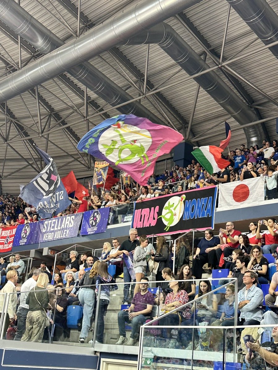 fujitv_volley1's tweet photo. イタリア🇮🇹女子��リエが開幕🎊

海外初挑戦の #佐藤淑乃 選手は第1セット終盤で途中出場✨
合流して間もないですが、初戦でいきなりデビュー🌼
会場も沸いて、暖かく迎えてくれいてる様子が見れました☀️

すでに応援団の中には日本国旗も🎌
試合はフィレンツェに対し、ストレートで勝利しました💪

これからのさらなる活躍に期待しています🥰

#verovolleymilano
