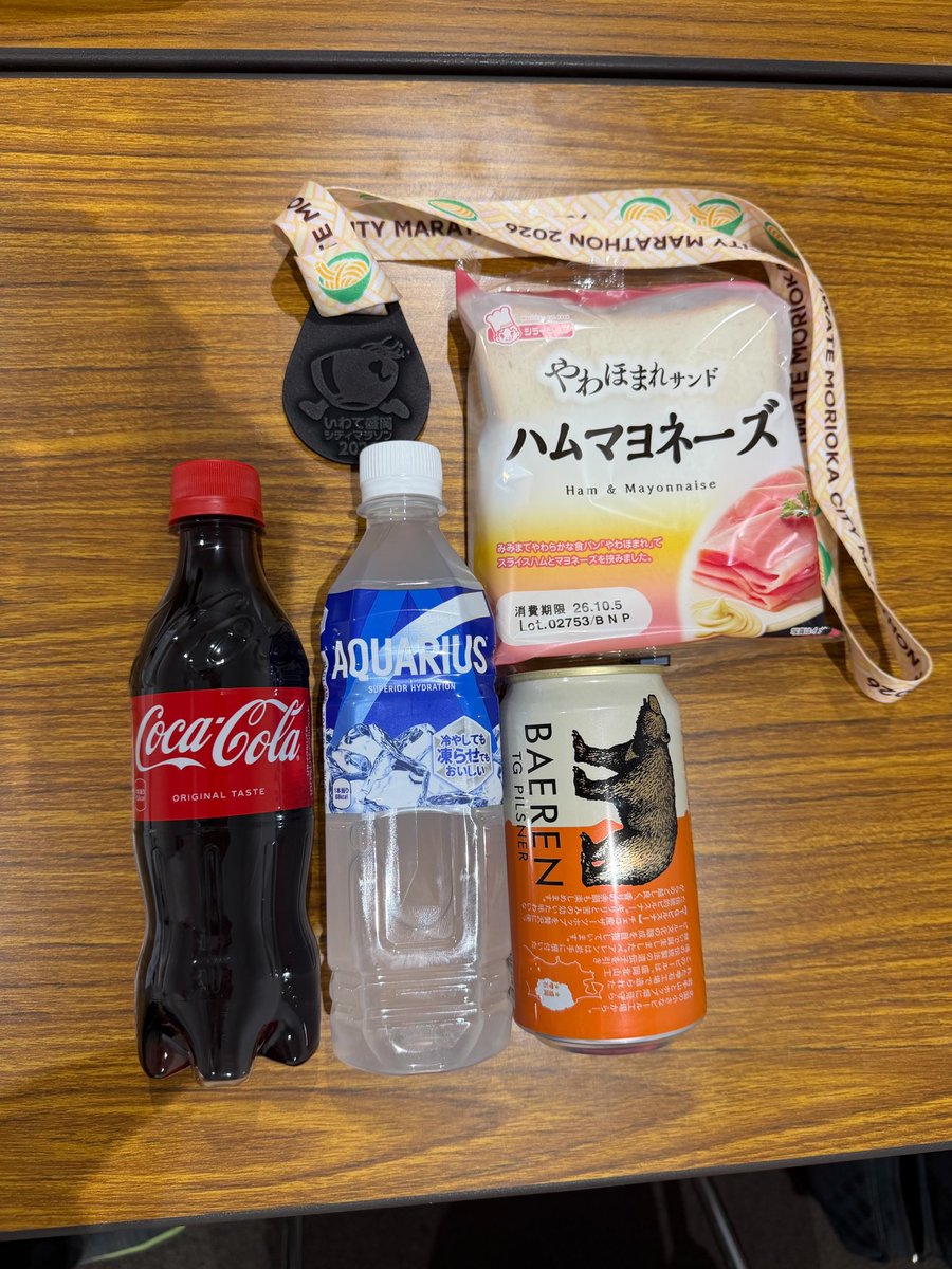 kawauchi2019's tweet photo. 岩��県 #盛岡市 の #いわて盛岡シティマラソン のゲストランナーとして、最後尾スタートで2時間48分58秒でゴール。

エイドで #タルトタタン が丸ごと1個でてきたことには驚きました。

ゴール後のふるまいは、蕎麦に加え特別に餅と豚汁を頂きました。

完走���は南部鉄器メダルやビールを頂きました。 https://t.co/z3T7Z46p4c