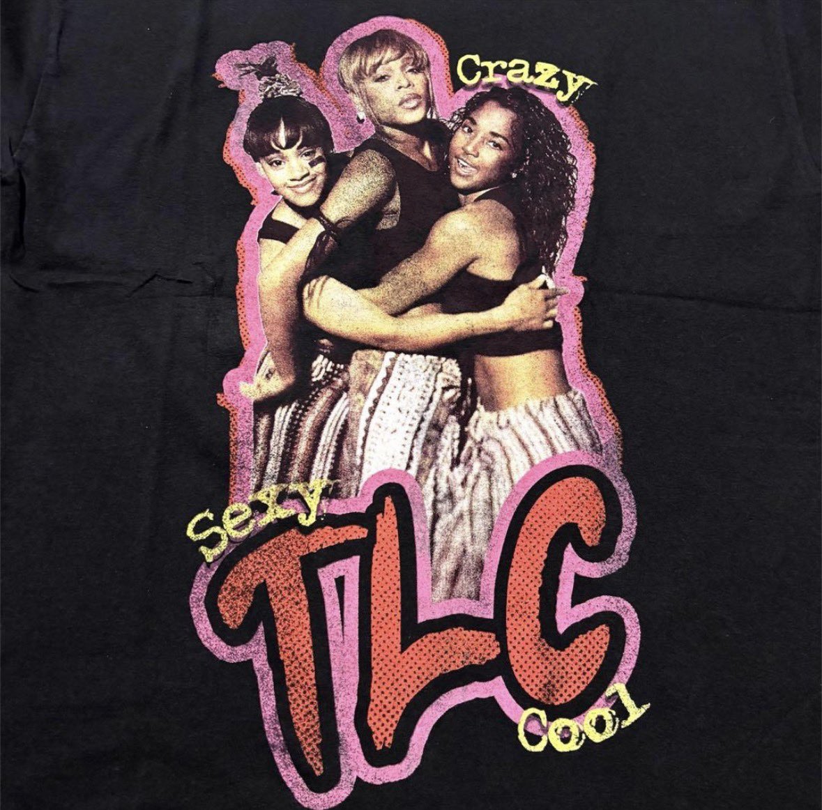 TCompei's tweet photo. 「90年代R&amp;Bの伝説を日常に纏う」

伝説のガールズグループ
『TLC』オフィシャルTシャツ

漆黒ボディに映える名盤『CrazySexyCool』を想起させるフォトプリントが最高にクール！

Y2Kストリートにハマる黄金のLサイズ

 #TLC #R2K #古着 #ストリート https://t.co/I9G3aW2LFz