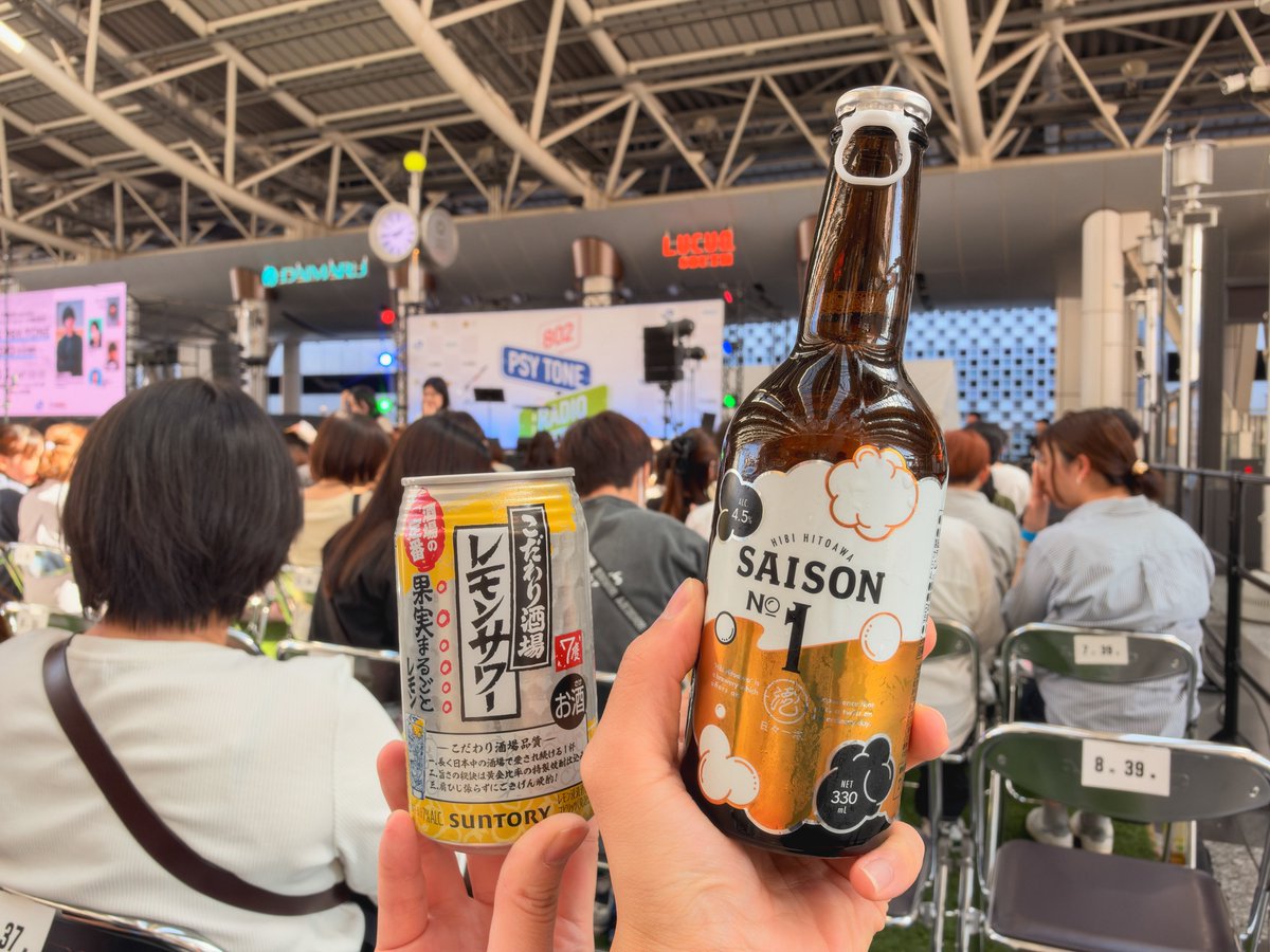 ommcVSccccm's tweet photo. 推しの生存確認できたのと梅田駅でライブを聴く不思議体験ができて良かった🍻 https://t.co/99Zs36Grlu