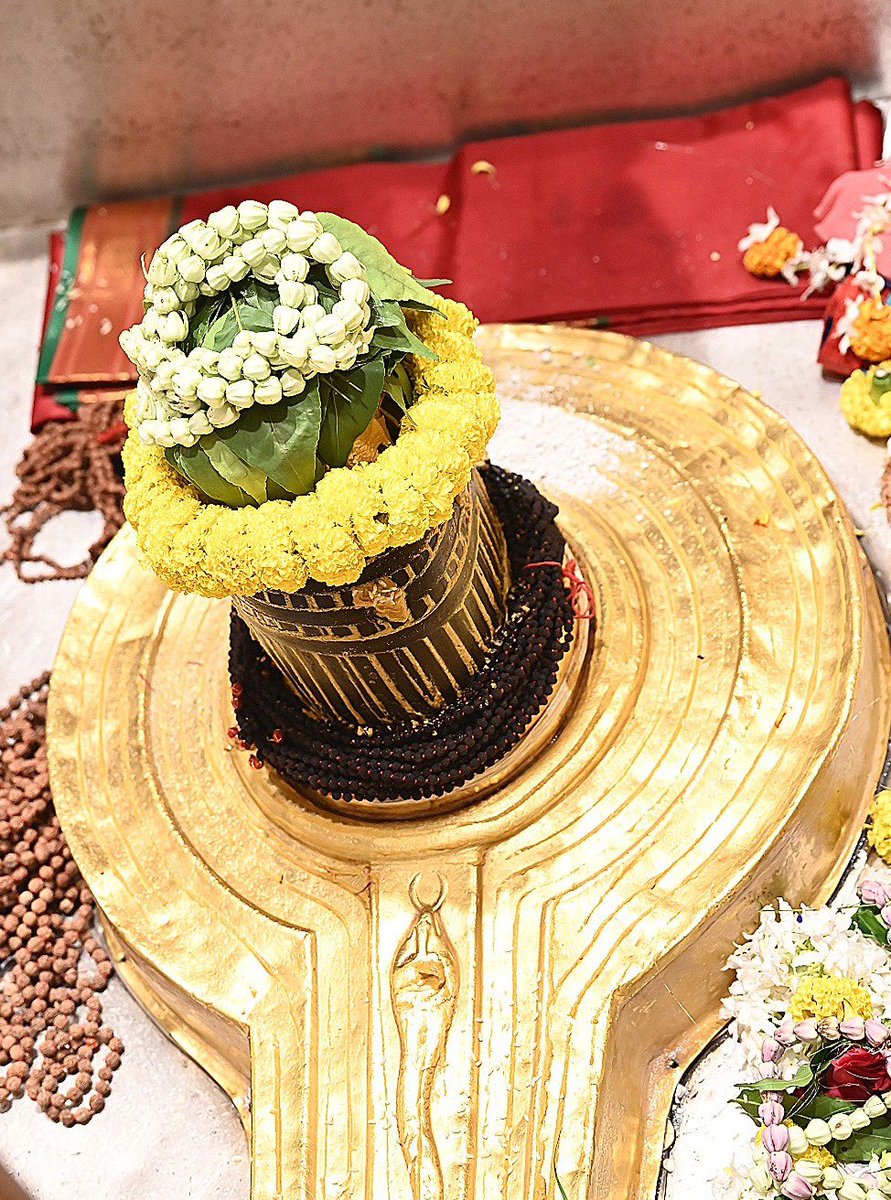 12Jyotirling's tweet photo. श्री काशी विश्वनाथ ज्योतिर्लिंग मंगला आरती श्रृंगार | 04.10.2026

Shri Kashi Vishwanath Jyotirlinga Mangala Aarti Shringar | 04.10.2026 https://t.co/jt8JKo7cuB