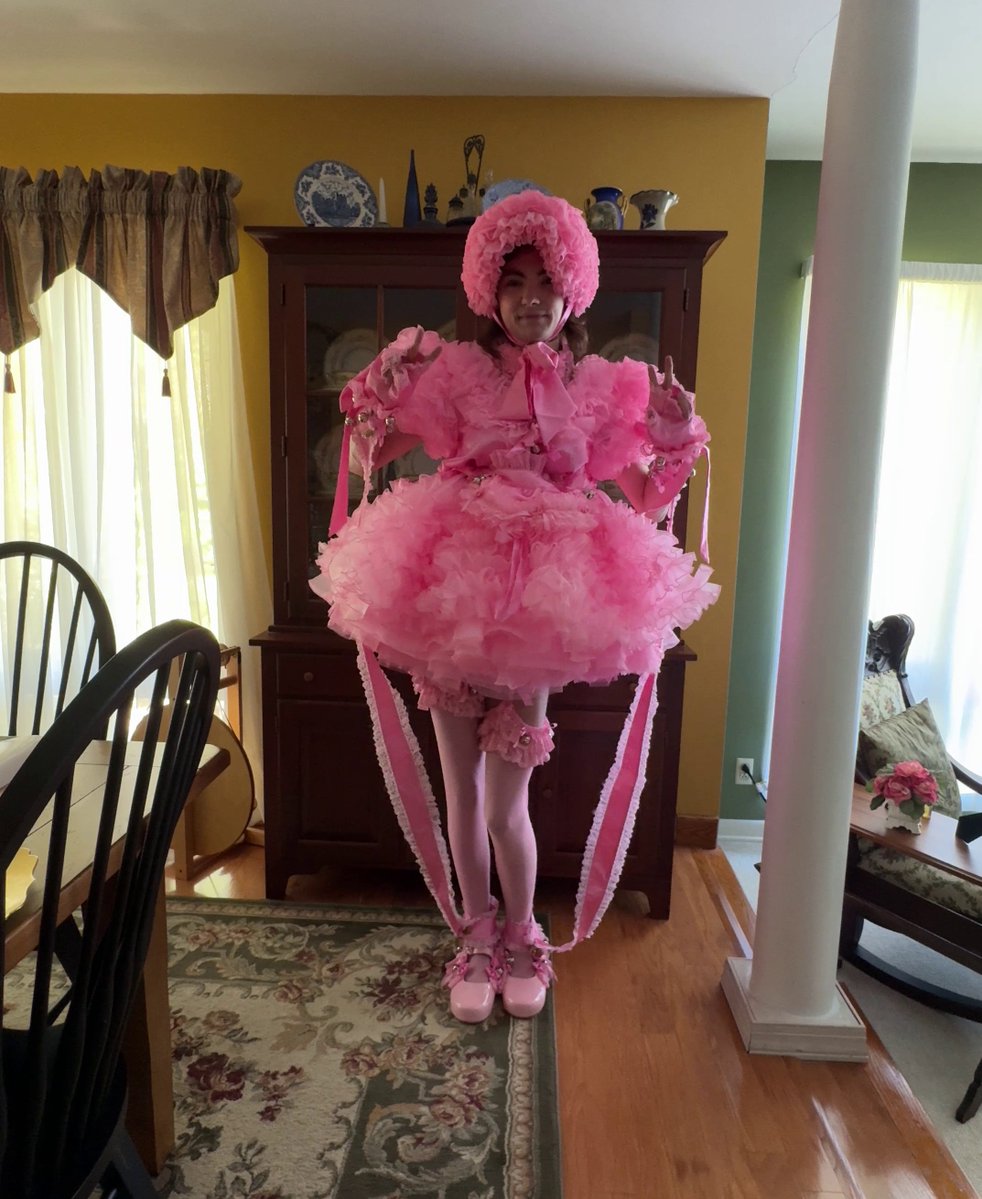 AugustFrills's tweet photo. Decided its time for everybody to see my pretty self 🥰
#sissy #sissymaid #prissysissy #pink #frilly https://t.co/b3AewgDC4M