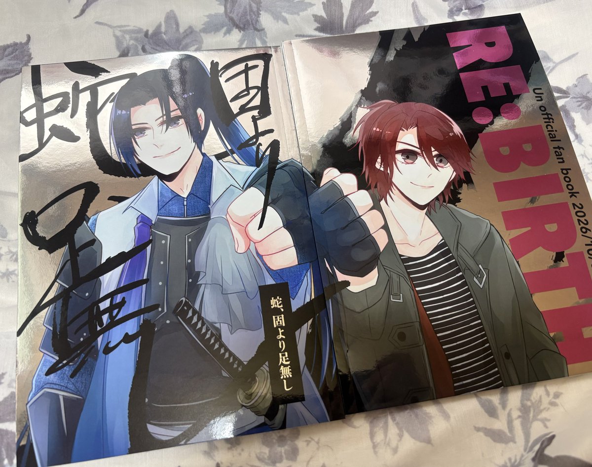 making1_07's tweet photo. 朝、自分用に印刷した紙の本引き取ってきたのみてみて〜😍
ボルステの刀だったり鏡写しのイメージから表紙を銀‼️でド派手にしたの✌️
（代償に映り込みがこわくて正面から撮れない）
あと見開きは見開きで見るとやっぱり嬉しい https://t.co/1QSWvg57aX