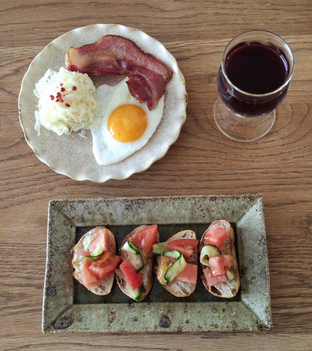 _c_y_g's tweet photo. カフェ行くか家飲み始めるか悩みつつ並んだものでとりあえず1杯だけ
んー軽く掃除したらケーキ食べいこー
 #おうちごはん https://t.co/70l6GKzPpM