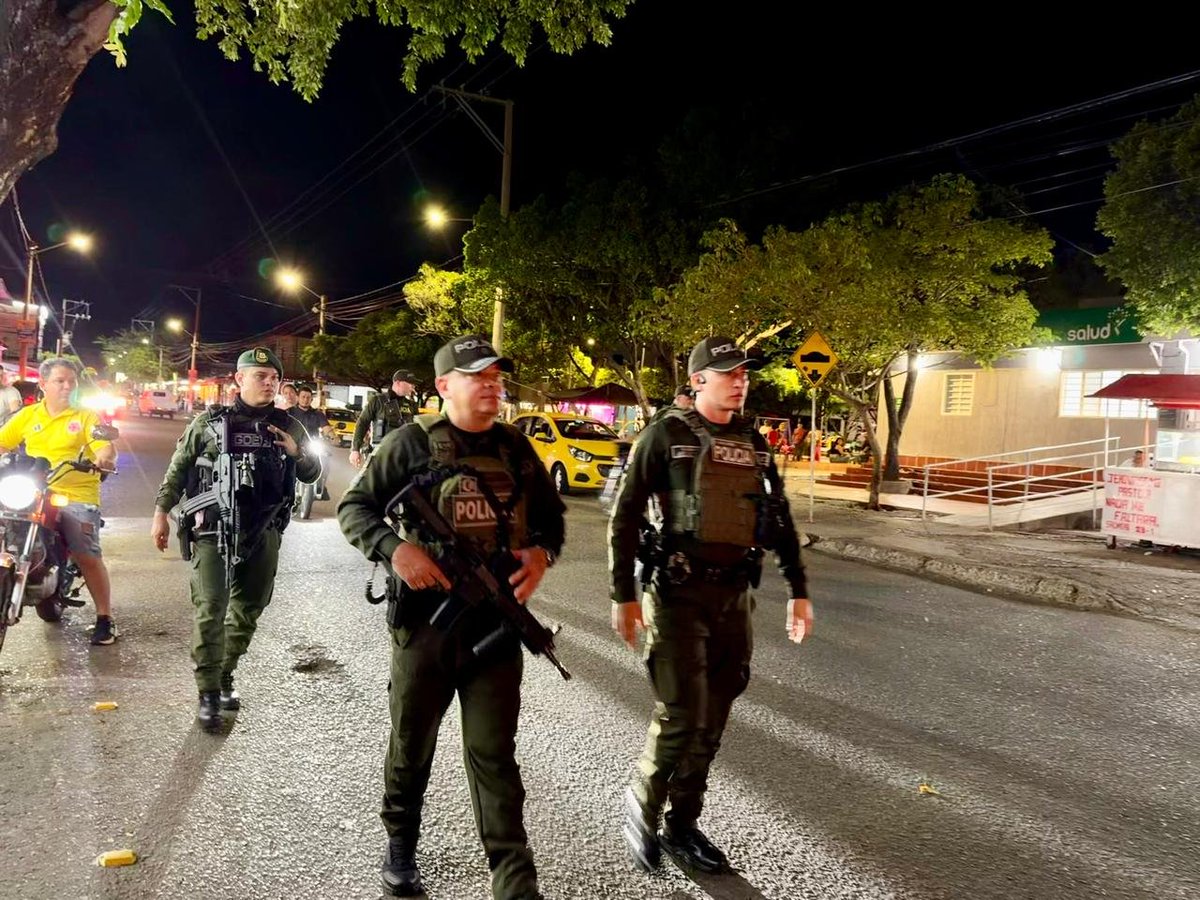 PoliciaCucuta's tweet photo. 🚨 ¡Presencia policial en puntos estratégicos de Cúcuta!

Desplegamos intervención en Ospina Pérez, Motilones, Claret, Natilan y la Redoma de Atalaya, con registro a personas y verificación en establecimientos comerciales abiertos al público.

#NoParamos #DiosYPatria https://t.co/JbXDJdEE5a