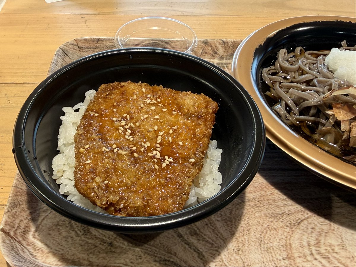 svveetsman's tweet photo. 📍道の駅 恐竜渓谷かつやま（福井県勝山市）

🍚おろし蕎麦とミニソースカツ丼セット（1100円）

ソースカツ初めて食べましたが、あまじょっぱくて美味しかったです！
蕎麦も濃くて美味しかった😋 https://t.co/1kAABMFzxj