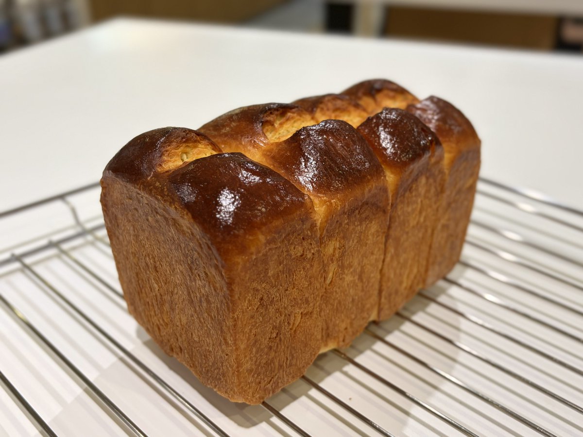 oryouri_38's tweet photo. 基礎コース9回目はリッチホテルブレッド。
配合によって生地のまとまりやすさが違いすぎてびっくり。ひたすらこねてた。
焼きたてがツヤツヤのふわっふわで楽しい🍞
#ABCクッキング https://t.co/IaDJl8uFZo