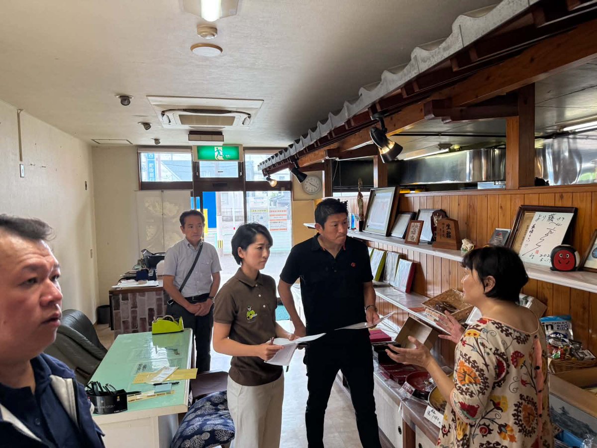 jinkamiya's tweet photo. 今日は朝から熊本県の八代市に入り、
地震から２ヶ月たった被災地の様子を視察しています。

午前中は神社、お寺、飲食店、商店街を回らせてもらいました。

現地の声をきいていくつか
アイデアが湧いたので、
やれることをやります。 https://t.co/IG0jBqqvbW