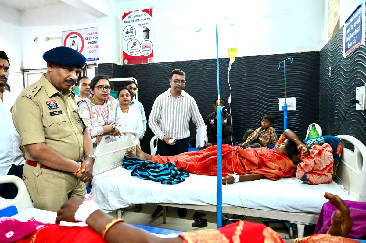 KoreaDist's tweet photo. कलेक्टर श्रीमती रोक्तिमा या��व और पुलिस अधीक्षक श्री हरीश राठौर ने आज सामुदायिक स्वास्थ्य केंद्र पटना पहुंचकर अस्पताल में भर्ती मरीजों से मुलाकात की। उन्होंने शुक्रवार को हुई सड़क दुर्घटना में घायल मरीजों से उनके स्वास्थ्य और उपचार की स्थिति की जानकारी ली।
#chhattisgarh #koreadist https://t.co/TvEMGfg9V9