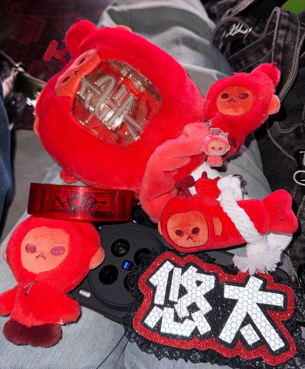 yuchanjuseyo's tweet photo. I really didn’t expect anyone to come over to the back but Yuta did 🥺

Thank you for noticing my bangle &amp; griptok &amp; for moving ur mic to the other hand so we can fist bump 😭😭🥺 https://t.co/zLsJiBP8LQ