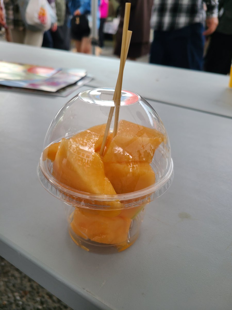 0115Dream's tweet photo. 北海道フェア　パート2
カットメロン🍈　
やっぱり北海道といえばメロン🍈も外せない🤗🤗🤗すごく甘くてジューシーめっちゃめっちゃ美味しかった　🤗🤗🤗👍👍👍 https://t.co/lOOyEBZ0wq