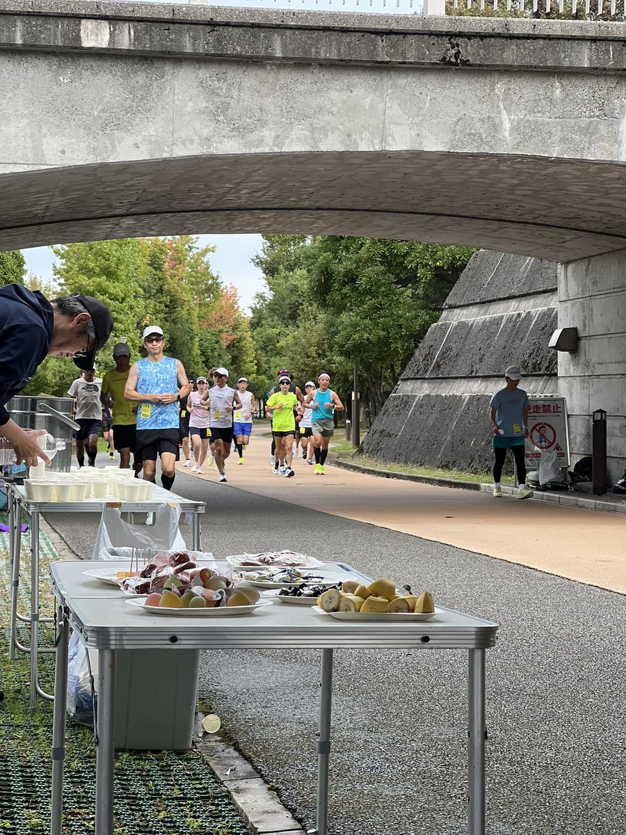 nanamin_0830's tweet photo. 富山マラソン前の30キロ練習会🏃‍♂️
今まで10キロが最長だったからドキドキで
走ってみると足がつりそうに…
⁡
でも休憩所に食べ物や飲み物を準備頂いてて
すごく元気出てありがたかった
あと1ヶ月頑張るぞ〜
⁡
 #富山マラソン  #マラソン  #マラソン練習 https://t.co/Z6TNPgbZJ7