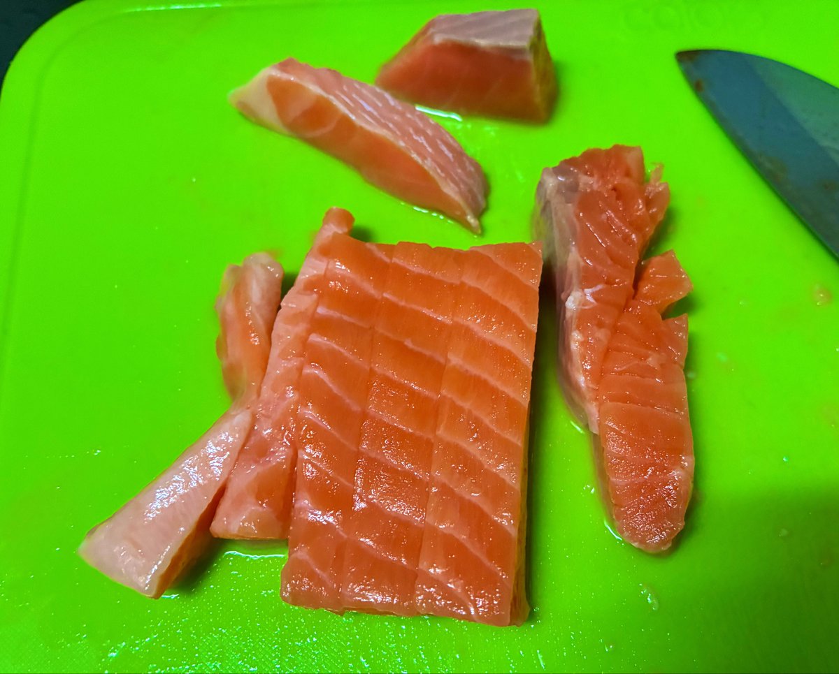 1805GMS's tweet photo. ふるさと納税サーモンを切り落としていく🐟 https://t.co/ldDmqrjHuC