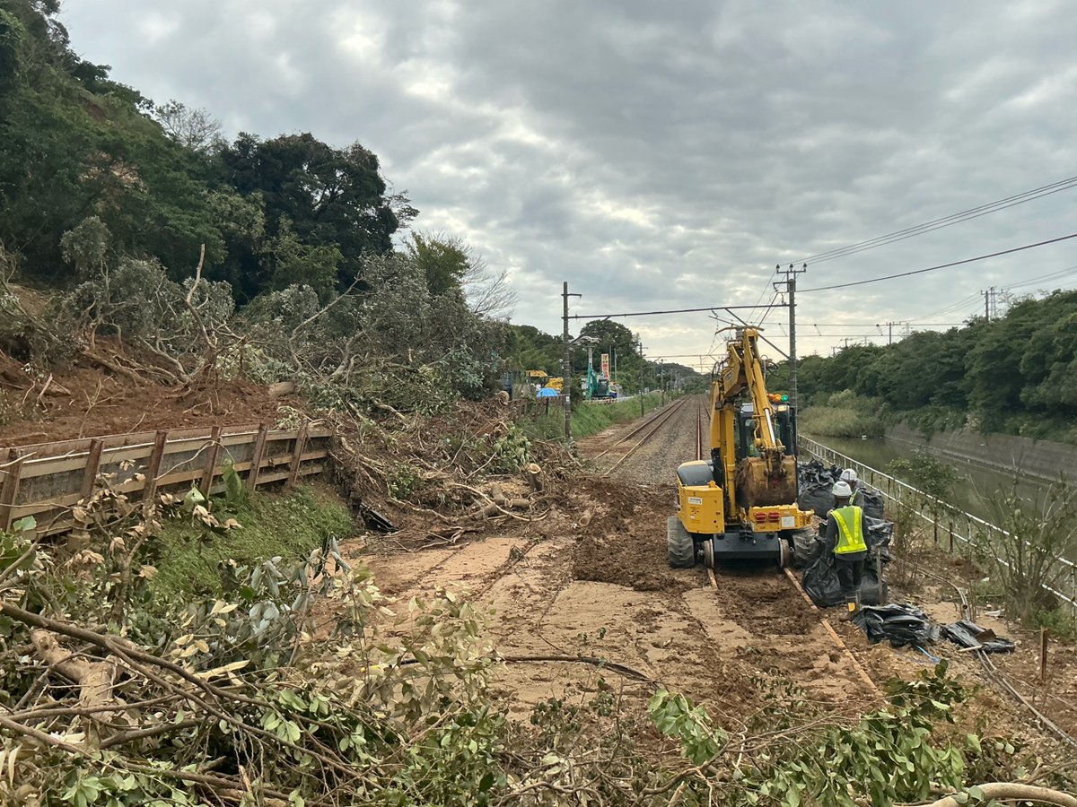 JRE_F_Sobu's tweet photo. 台風25号の影響により、現在も千葉県内の一部線区で運転を見合わせております。長期間にわたりご不便、ご迷惑をおかけしておりますことを深くお詫び申し上げます。
内房線については、長浦駅での折返し設備の整備が完了し、安全に運行できる見通しが立ったことから、10月5日（月）より長浦駅～木更津駅間で列車の運転を再開いたします。
なお、姉ケ崎駅～長浦駅間の代行バスは、鉄道と比べて輸送力が大幅に少なく、ご乗車まで長時間お待ちいただく場合があります。また、列車より所要時間が大幅にかかるほか、混雑状況によってはご乗車をお待ちいただく場合があります。
復旧に向けた作業を引き続き進めてまいります。お客さまにはご不便をおかけいたしますが、ご理解とご協力をお願いいたします。