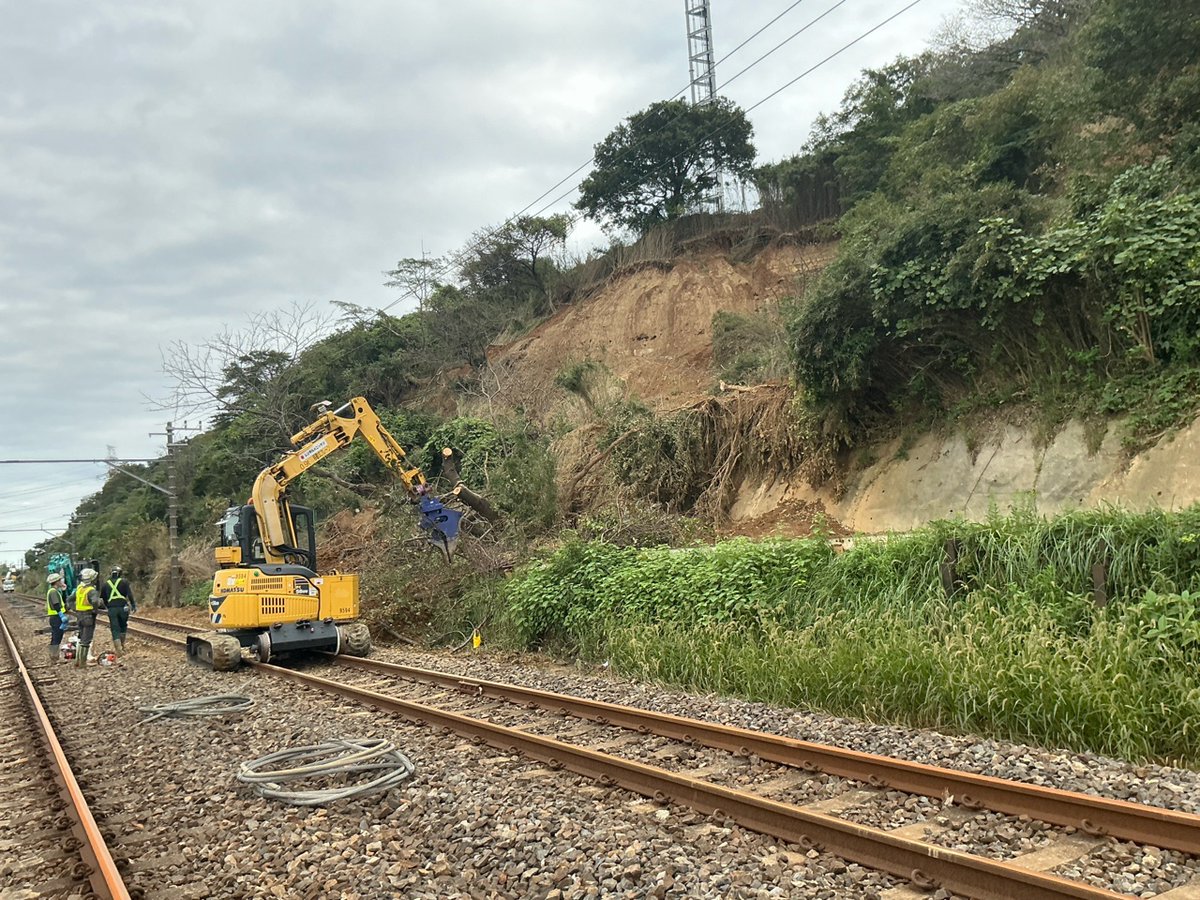 JRE_F_Sobu's tweet photo. 台風25号の影響により、現在も千葉県内の一部線区で運転を見合わせております。長期間にわたりご不便、ご迷惑をおかけしておりますことを深くお詫び申し上げます。
内房線については、長浦駅での折返し設備の整備が完了し、安全に運行できる見通しが立ったことから、10月5日（月）より長浦駅～木更津駅間で列車の運転を再開いたします。
なお、姉ケ崎駅～長浦駅間の代行バスは、鉄道と比べて輸送力が大幅に少なく、ご乗車まで長時間お待ちいただく場合があります。また、列車より所要時間が大幅にかかるほか、混雑状況によってはご乗車をお待ちいただく場合があります。
復旧に向けた作業を引き続き進めてまいります。お客さまにはご不便をおかけいたしますが、ご理解とご協力をお願いいたします。