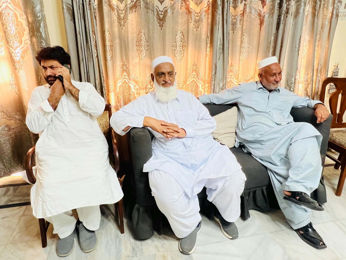 NNowshadal24904's tweet photo. قومی وطن پارٹی کے مرکزی چئیرمین ملی رھبر جناب آفتاب احمد خان شیرپاو صاحب اور سکندر حیات خان شیرپاو صاحب وطن کور شیرپاو میں میں پارٹی کے سینئر عہدیداروں کے ساتھ ای�� خوشگوار ماحول میں بات چیت کررہے ہین
ہیں
@Qwp
@Aftabsherpao
@Sikandar sher https://t.co/2DNklck5hI