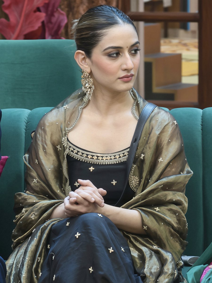 UditiSinghh_'s tweet photo. Some moments from Weekend Ka Vaar. 🤍

#UditiSingh #TeamUditiSingh #BiggBoss20 #BB20 https://t.co/xRpAkmYJXa