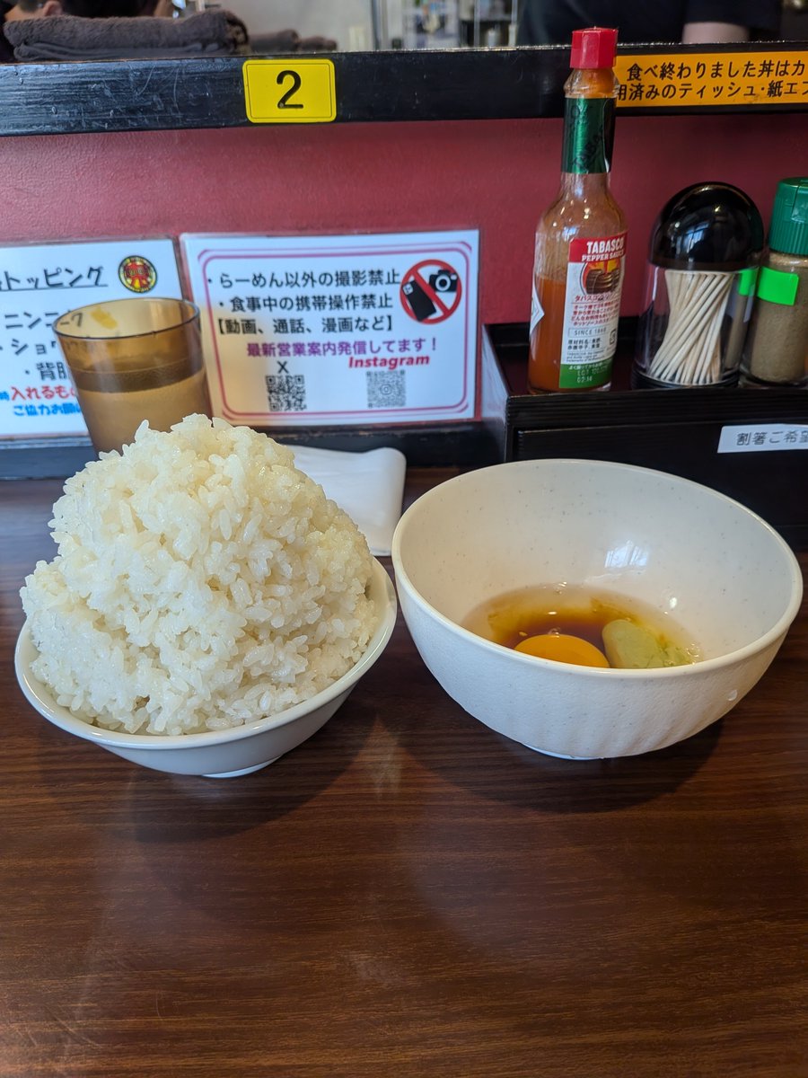Freemason_jiro's tweet photo. 元祖
スタミナ満点らーめん　すず鬼
熊谷うえちゃん店

スタ満ソバ大盛り　ライス　ぽんわっさ
ニンニクショウガ
☆260

嗚呼〜この１杯を待ちわびていた
キレのある漆黒スープである
具材を頬張りメシを喰らう
麺を啜り至福
次は誕生日の仕事終わりで夜の部へGO

心を燃やせ❤️‍🔥
ごっつぁぁぁんでした😎 https://t.co/rSxd1Z9WLw