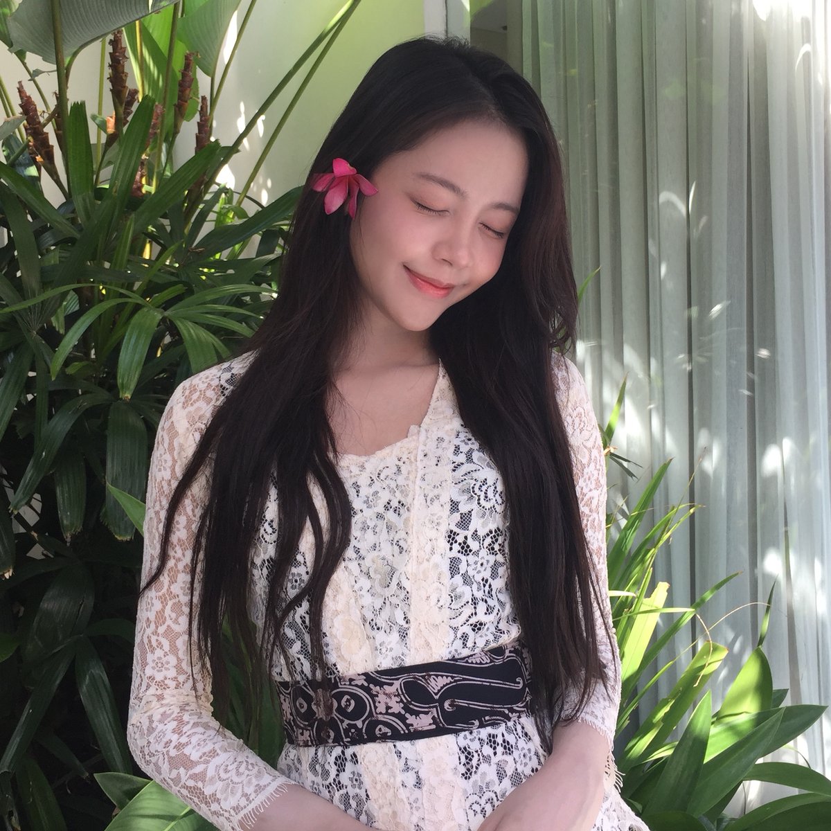 1ts_clover's tweet photo. #CARMEN dengan kebaya nya cantik sekali. 😭😭😭

Then                                            Now https://t.co/MOQ1Hb8oLB
