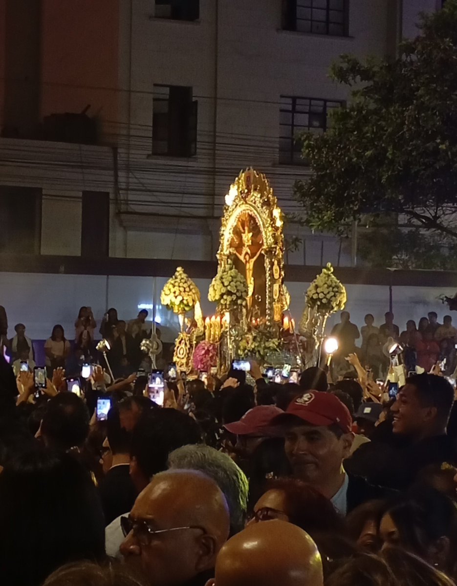 Ashitzy's tweet photo. HERMANAS MORADAS ESTUVE EN LA PROCESIÓN DEL MORENITO💜, PEDÍ QUE TODO ESTE MES SOLO PASEN COSAS BUENAS, PRIMERO MI FAMILIA Y TAMBIEN POR LOS CHICOS QUE SIENTAN NUESTRO CARIÑO AQUI EN PERÚ ESTA SEMANA SI SE PUEDEEE 💜 https://t.co/XrvW6ETKaC