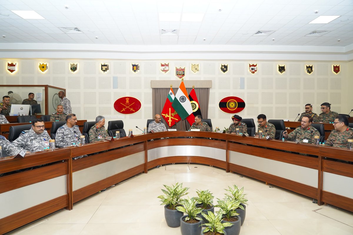 prodefencejammu's tweet photo. JOINTNESS IN ACTION | SYNERGY FOR OPERATIONS

Air Marshal George Thomas, AVSM, VM, AOC-in-C, Western Air Command, visited Headquarters #WesternCommand at #Chandimandir and interacted with Lt Gen #PushpendraSingh, AVSM, SM**, Army Commander, Western Command.

During the visit, the Air Marshal was briefed on the operational environment and preparedness along the Western Front. The interaction reinforced the Inter Services synergy, integrated planning and a joint warfighting approach to effectively counter contemporary operational challenges.

Integrated in Thought. United in Action. Ready for Operations.

#OperationalReadiness 
#IndianArmy 
#IndianAirForce 
#ForeverWestwards

@adgpi 
@IAF_MCC
@SpokespersonMoD
@westerncomd_IA 
@hqwaciaf 
@ANI