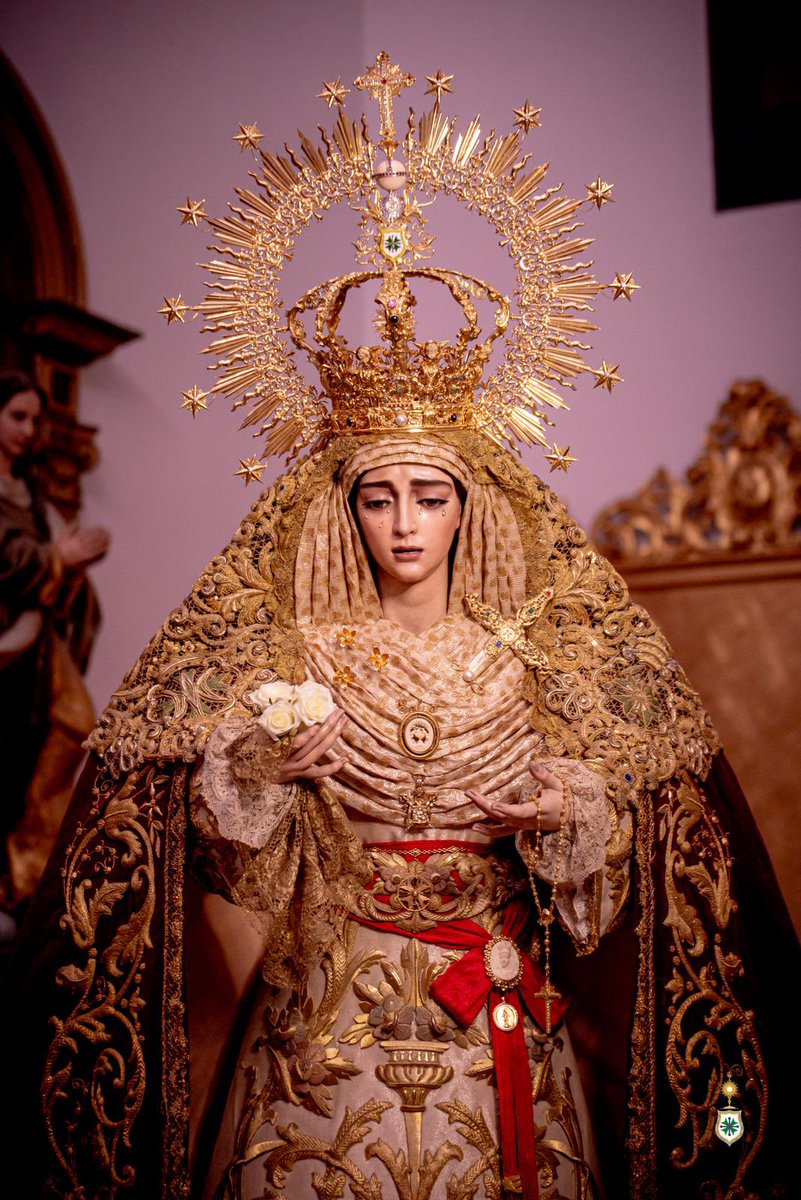HdadSanGonzalo's tweet photo. ⚪️ HERMANDAD | ROSARIO DE LA AURORA

⛪️ Hoy, domingo 4 de octubre, a las 07:30 horas, Nuestra Señora de la Salud volverá a pisar las calles de su Barrio León. Un barrio que ya la espera para acompañarla en Solemne “Rosario de la Aurora”.

⛲️ La Virgen de la Salud luce para esta ocasión:

☑️ Corona de la Coronación, de plata de ley y oro, obra conjunta de Fernando Marmolejo Camargo (1967) y Fernando Marmolejo Hernández (2017).

☑️ Manto de terciopelo rojo con bordados en oro a realce en el Taller Nuestra Señora de la Paz -regentado por el bordador Leopoldo Padilla Viss- en 1960 que proceden del primer techo de palio, pasados a esta prenda en el Taller de Garduño en 2004.

☑️ Toca de sobremanto de malla de oro bordada en el mismo metal, en el Taller Nuestra Señora de la Esperanza, de Carrasquilla (1975).

☑️ Fajín de Brigada, ofrendado por el General D. Juan Carlos Varas Criado (2004), de seda roja en punto español con bordados en oro en los entorchados.

☑️ Puñal de plata de ley sobredorada, obra del taller de Villarreal (1964).

☑️ Alfiler nominativo «Salud», en oro de ley, regalo de las Hermandades del Lunes Santo (1986).

☑️ Rosario de oro de ley, ofrendado por una hermana (1967).

☑️ Camafeo de la Fuente de la Salud, del siglo XIX, realizado en espuma de mar y oro, ofrendado por un devoto con motivo de la Coronación Canónica (2017).

☑️ Juego de tres azahares de oro de ley, ofrenda del Cuerpo de Acólitos con motivo de la Coronación, obra de Joyería La Victoria, de Coria del Río (2017).

☑️ Tocado de otomán original del siglo XIX, de hojilla de plata con detalles en oro, adquirido en un anticuario y donado por un hermano en 2026.

☑️ Pañuelo de encaje francés del siglo XIX, ofrendado por un hermano.

☑️ Camafeo de marfil de Nuestra Señora de la Esperanza, donado por la vecina y querida Hermandad del mismo nombre con motivo de la Coronación.

☑️ Medalla de oro de la Virgen Milagrosa, regalo de la Asociación del mismo nombre de nuestra Parroquia con motivo de la Coronación.

☑️ Alfiler infinito de perlas y oro, ofrendado por un hermano.

☑️ Medalla de la Ciudad, de plata sobredorada, concedida por el Ayuntamiento de Sevilla con motivo de la Coronación, obra de Fernando Marmolejo Hernández.

☑️ Pulsera de oro y brillantes de Cartier.

☑️ Escudo de la Hermandad, ofrendado por la Junta de Gobierno, obra de Joyería Oliva (2012).

🤍 La Hermandad de San Gonzalo expresa su más sincero agradecimiento a su vestidor, D. Antonio Bejarano @abejaranito, a su Diputación de Cultos, a sus Priostes y Camareras, por la devoción y el amor que entre sus manos nos ofrecen radiante a Nuestra Señora de la Salud.

✝️ Salud de los enfermos, ruega por nosotros.

📸 @apuelles25 

#SGRosarioSalu26