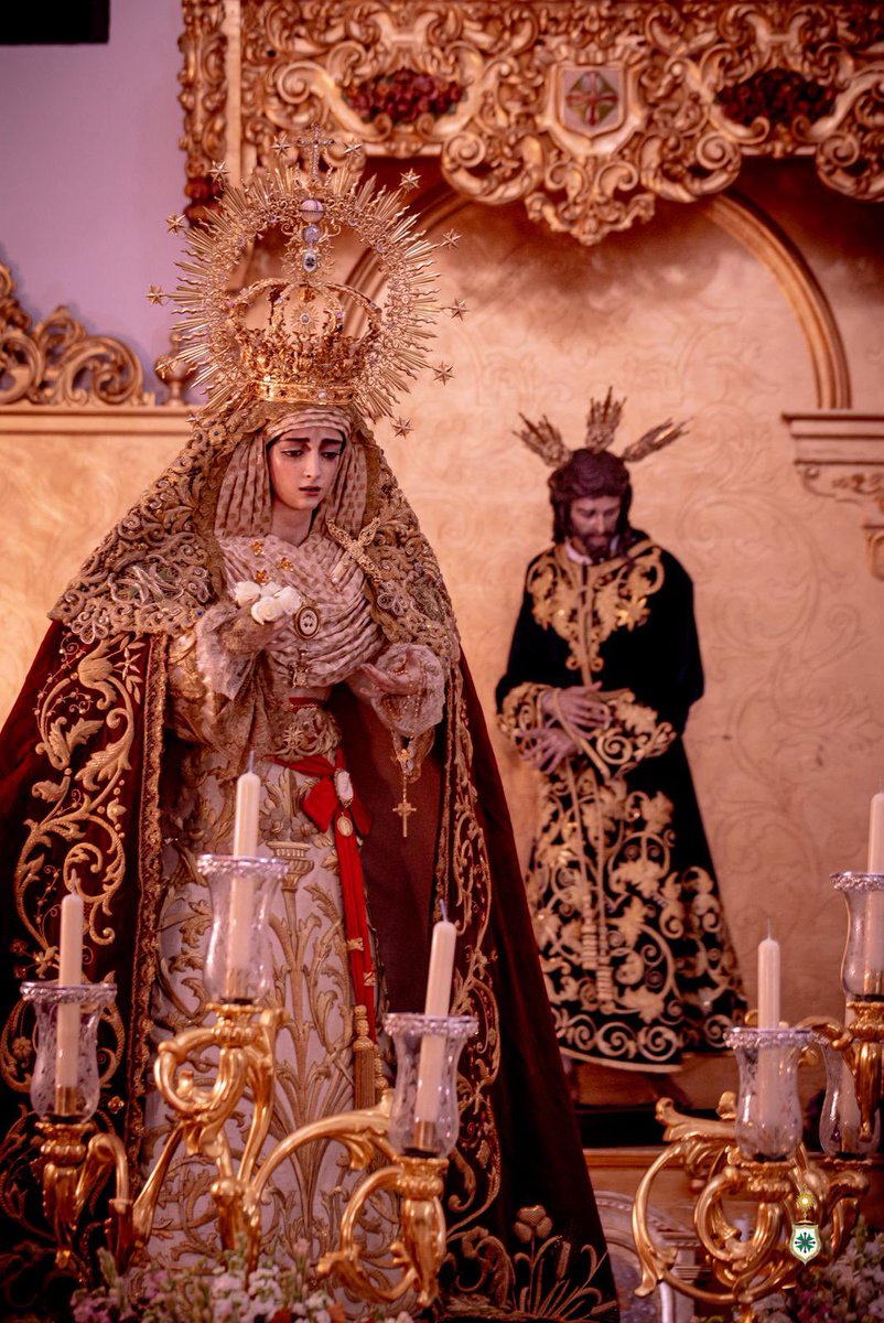 HdadSanGonzalo's tweet photo. ⚪️ HERMANDAD | ROSARIO DE LA AURORA

⛪️ Hoy, domingo 4 de octubre, a las 07:30 horas, Nuestra Señora de la Salud volverá a pisar las calles de su Barrio León. Un barrio que ya la espera para acompañarla en Solemne “Rosario de la Aurora”.

⛲️ La Virgen de la Salud luce para esta ocasión:

☑️ Corona de la Coronación, de plata de ley y oro, obra conjunta de Fernando Marmolejo Camargo (1967) y Fernando Marmolejo Hernández (2017).

☑️ Manto de terciopelo rojo con bordados en oro a realce en el Taller Nuestra Señora de la Paz -regentado por el bordador Leopoldo Padilla Viss- en 1960 que proceden del primer techo de palio, pasados a esta prenda en el Taller de Garduño en 2004.

☑️ Toca de sobremanto de malla de oro bordada en el mismo metal, en el Taller Nuestra Señora de la Esperanza, de Carrasquilla (1975).

☑️ Fajín de Brigada, ofrendado por el General D. Juan Carlos Varas Criado (2004), de seda roja en punto español con bordados en oro en los entorchados.

☑️ Puñal de plata de ley sobredorada, obra del taller de Villarreal (1964).

☑️ Alfiler nominativo «Salud», en oro de ley, regalo de las Hermandades del Lunes Santo (1986).

☑️ Rosario de oro de ley, ofrendado por una hermana (1967).

☑️ Camafeo de la Fuente de la Salud, del siglo XIX, realizado en espuma de mar y oro, ofrendado por un devoto con motivo de la Coronación Canónica (2017).

☑️ Juego de tres azahares de oro de ley, ofrenda del Cuerpo de Acólitos con motivo de la Coronación, obra de Joyería La Victoria, de Coria del Río (2017).

☑️ Tocado de otomán original del siglo XIX, de hojilla de plata con detalles en oro, adquirido en un anticuario y donado por un hermano en 2026.

☑️ Pañuelo de encaje francés del siglo XIX, ofrendado por un hermano.

☑️ Camafeo de marfil de Nuestra Señora de la Esperanza, donado por la vecina y querida Hermandad del mismo nombre con motivo de la Coronación.

☑️ Medalla de oro de la Virgen Milagrosa, regalo de la Asociación del mismo nombre de nuestra Parroquia con motivo de la Coronación.

☑️ Alfiler infinito de perlas y oro, ofrendado por un hermano.

☑️ Medalla de la Ciudad, de plata sobredorada, concedida por el Ayuntamiento de Sevilla con motivo de la Coronación, obra de Fernando Marmolejo Hernández.

☑️ Pulsera de oro y brillantes de Cartier.

☑️ Escudo de la Hermandad, ofrendado por la Junta de Gobierno, obra de Joyería Oliva (2012).

🤍 La Hermandad de San Gonzalo expresa su más sincero agradecimiento a su vestidor, D. Antonio Bejarano @abejaranito, a su Diputación de Cultos, a sus Priostes y Camareras, por la devoción y el amor que entre sus manos nos ofrecen radiante a Nuestra Señora de la Salud.

✝️ Salud de los enfermos, ruega por nosotros.

📸 @apuelles25 

#SGRosarioSalu26